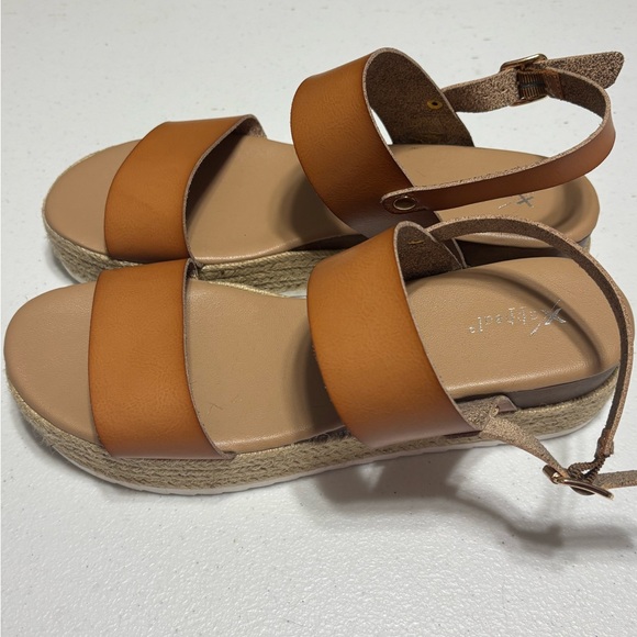 Women's Tan Sandals - Picture 3 of 4